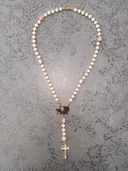 Ave Maria Nomads | Gypsywagon | Witte Rozenkrans met Roze Kralen - Vergulde ROLLEMAN Logo met Kruis en Magneetsluiting