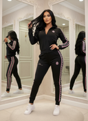 Queenie Zweiteiliger Trainingsanzug für Damen - Schwarz mit rosa Streifen