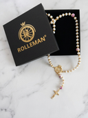 Ave Maria Nomads | Rad | Weißer Rosenkranz mit rosa Perlen – vergoldetes ROLLEMAN-Logo mit Kreuz und Magnetverschluss