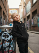 Hoodie Igor, zwart met geborduurd lichtblauw logo