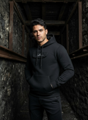 Hoodie Igor, zwart met geborduurd lichtblauw logo